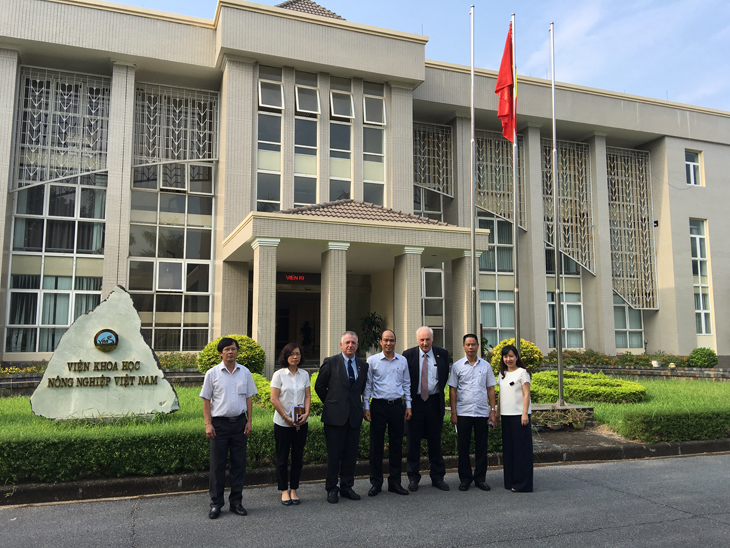 格里·博伊尔（Gerry Boyle）教授和弗兰克·奥马拉（Frank O'Mara）博士在最近访问越南的爱尔兰大使馆在河内的邀请，越南农业科学院（VAAS）的工作人员在河内的总部（VAAS）总部位于河内爱尔兰大使馆河内双边关系顾问Nguyen Thi Huong女士。